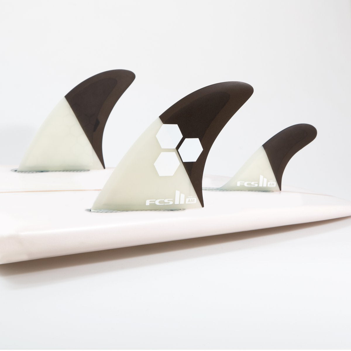 סט חרבות מדגם AM Honeycomb של חברת FCS Fins.עיצוב Twin המפורסם של Al Marrick האגדי.סט החרבות AM Honeycomb מגיע עם שתי חרבות גדולות (Twin Fin) ועם חרב קטנה אחורית להוספת יציבות בימים גבוהים.סט החרבות בנוי מ - Honeycomb. מה שנותן לו רכות וגמישות מאוד יחודית אשר מתאימה מאוד לגלישה מרייל לריילֿוזרימה על הגל.סט מדהים לאוהבי Twin Fin