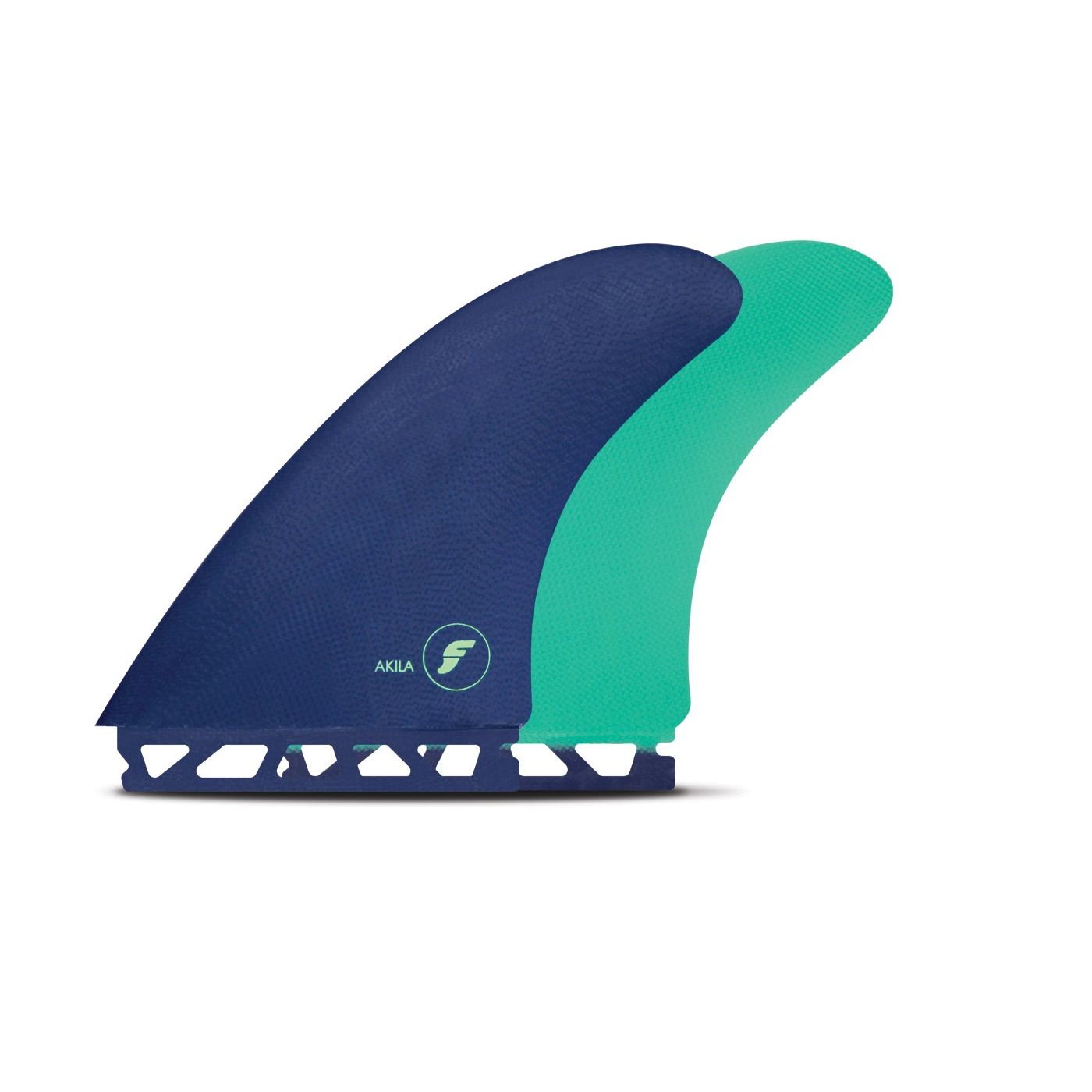 סט חרבות Twin של חברת Futures מדגם Akila Fiberglass Twin . מה שמיחד את הדגם הזה מכל שאר חרבות Twin fin הוא בסיס החרב. שילוב מצוין לגלישה מסוגננת ואחיזה נהדרת לאורך הגל.מתאימות גם לים נמוך וגם לימים הגבוהים וכן לגולשים בעל סגנון גלישה חזק.