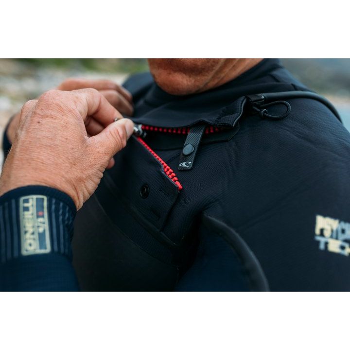 חליפת גלישה psychotech צילום של פרטי החליפה רוכסן חזה