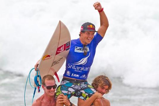 ג'וליאן ווילסון מנצח את הסרילנקן איירליין פרו