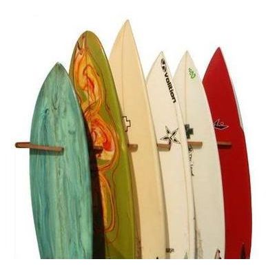 סטנד קיר לגלשן של Cor Surf Racks. מעמד לשלושה גלשנים, פשוט לתליה.