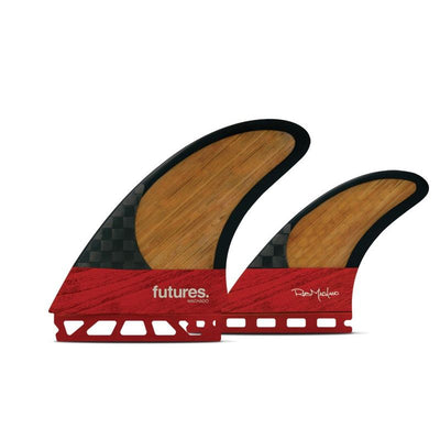 חרבות ה- Machado Twin+1 הן סט מחווה לגולש Rob Machado.מגיע עם שתי חרבות גדולות (Twin Fin) ועם חרב קטנה אחורית להוספת יציבות בימים גבוהים.Rob Machado שילב את סדרת ה- BlackStix 3.0עם במבוק מה שנותן לה גמישות מיוחדת ושונה מאוד מכל חרב אחרת.הגמישות מיצרת המון מהירותהשילוב הזה יוצר חרב עם בסיס קשה במיוחד למהירות מוגברת.מתאימה מאוד לגלישה מרייל לרייל וזרימה על הגל גם בימים גבוהים.סט מדהים לאוהבי Twin Fin
