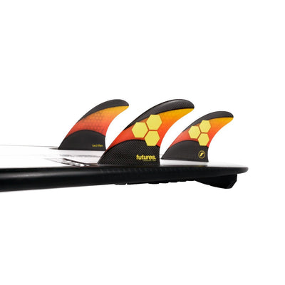 חרבות ה- AM2 Techflex של חברת FUTURE.ה-AM2 TECHFLEX הוא סט חרבות של השייפר AL MARRICK המציע שילוב מנצח של מהירות ויציבות.הAM2 הוא אחד העיצובים הוותיקים בתחום החרבות ולאורך השנים הוא עבר שינויים קלים על מנת להתאים אותו לעיצובי הגלשנים השונים.סט מעולה לגולש המחפש חרב עם דרייב גבוה והרבה שליטה.הAM2 מגיעות עם טכנולוגית ה- TechFlex שמשלבת כוורת וקארבון שיחד יוצרים גמישות מיוחדת לחרב.
