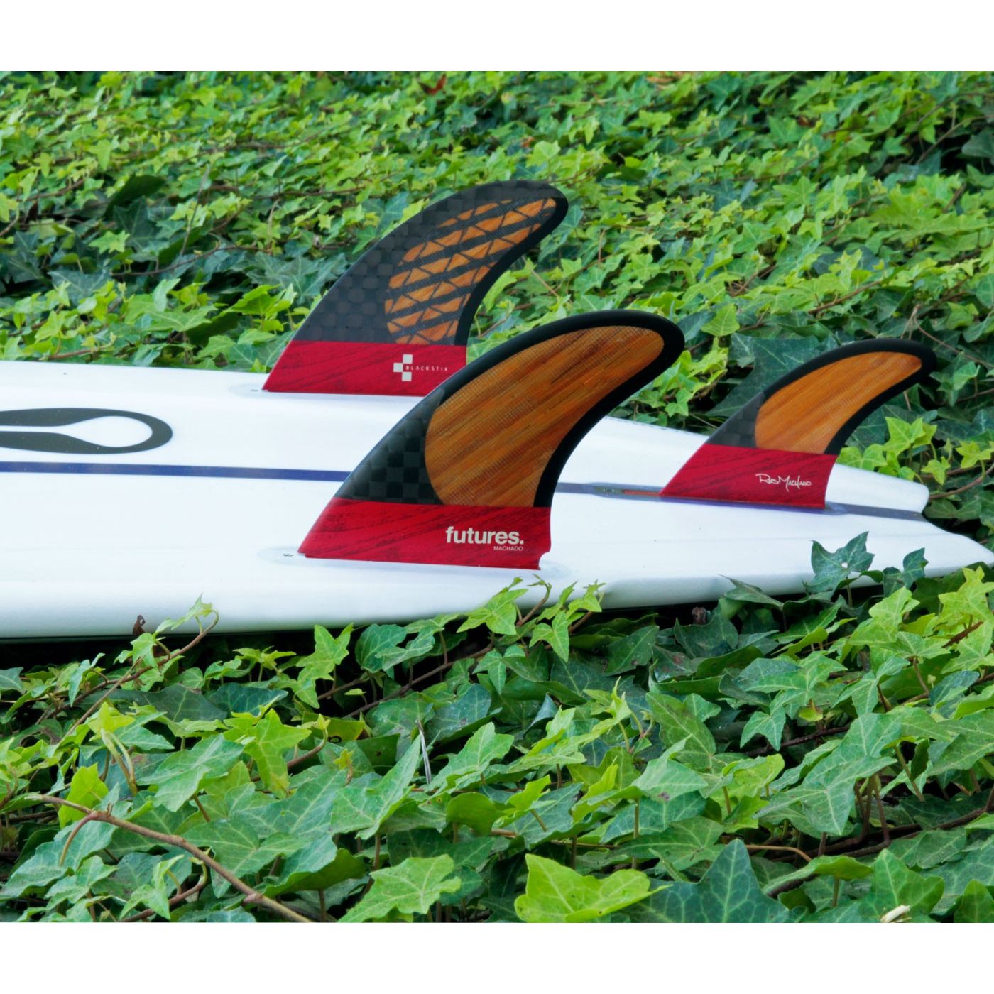 חרבות ה- Machado Twin+1 הן סט מחווה לגולש Rob Machado.מגיע עם שתי חרבות גדולות (Twin Fin) ועם חרב קטנה אחורית להוספת יציבות בימים גבוהים.Rob Machado שילב את סדרת ה- BlackStix 3.0עם במבוק מה שנותן לה גמישות מיוחדת ושונה מאוד מכל חרב אחרת.הגמישות מיצרת המון מהירותהשילוב הזה יוצר חרב עם בסיס קשה במיוחד למהירות מוגברת.מתאימה מאוד לגלישה מרייל לרייל וזרימה על הגל גם בימים גבוהים.סט מדהים לאוהבי Twin Fin