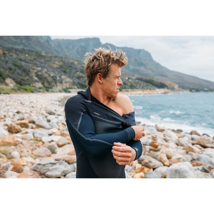 חליפת גלישה psychotech צילום של פרטי החליפה רוכסן חזה הורדת החליפה