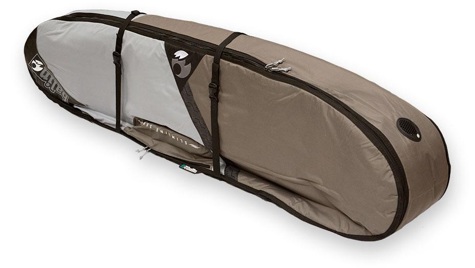 כיסוי Coffin Wheeler של Balin מיועד ל עד 4 גלשנים, אם אתם מחפשים כיסויי איכותי ונוח לכמה גלשנים Balin הם תמיד האופציה הטובה ביותר. בנוי בד פוליאסטר עמיד במים 600D, מייסבים וגלגלים איכותיים ומאד אמידים, משולב עם מיגון ספוג בולם זעזועים בעובי 10MM, קירות כיסויי מ-EVA. רוכסן מסיבי איכותי אל חלד, כיס פנימי לשעוות חרבות ואביזרים קטנים נוספים, מיגון נוסף לחרטום. סדרת Coffin של Balin מגיעה עם חורי אוורור למניעת חימום יתר של הגלשן בכיסוי ולייבוש מהיר של הכיסוי. כיסויי מאד איכותי שומר על הגלשנים ברמה הכי גבוה שיש בטיסות.
