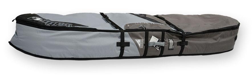 כיסוי Coffin Wheeler של Balin מיועד ל עד 4 גלשנים, אם אתם מחפשים כיסויי איכותי ונוח לכמה גלשנים Balin הם תמיד האופציה הטובה ביותר. בנוי בד פוליאסטר עמיד במים 600D, מייסבים וגלגלים איכותיים ומאד אמידים, משולב עם מיגון ספוג בולם זעזועים בעובי 10MM, קירות כיסויי מ-EVA. רוכסן מסיבי איכותי אל חלד, כיס פנימי לשעוות חרבות ואביזרים קטנים נוספים, מיגון נוסף לחרטום. סדרת Coffin של Balin מגיעה עם חורי אוורור למניעת חימום יתר של הגלשן בכיסוי ולייבוש מהיר של הכיסוי. כיסויי מאד איכותי שומר על הגלשנים ברמה הכי גבוה שיש בטיסות.