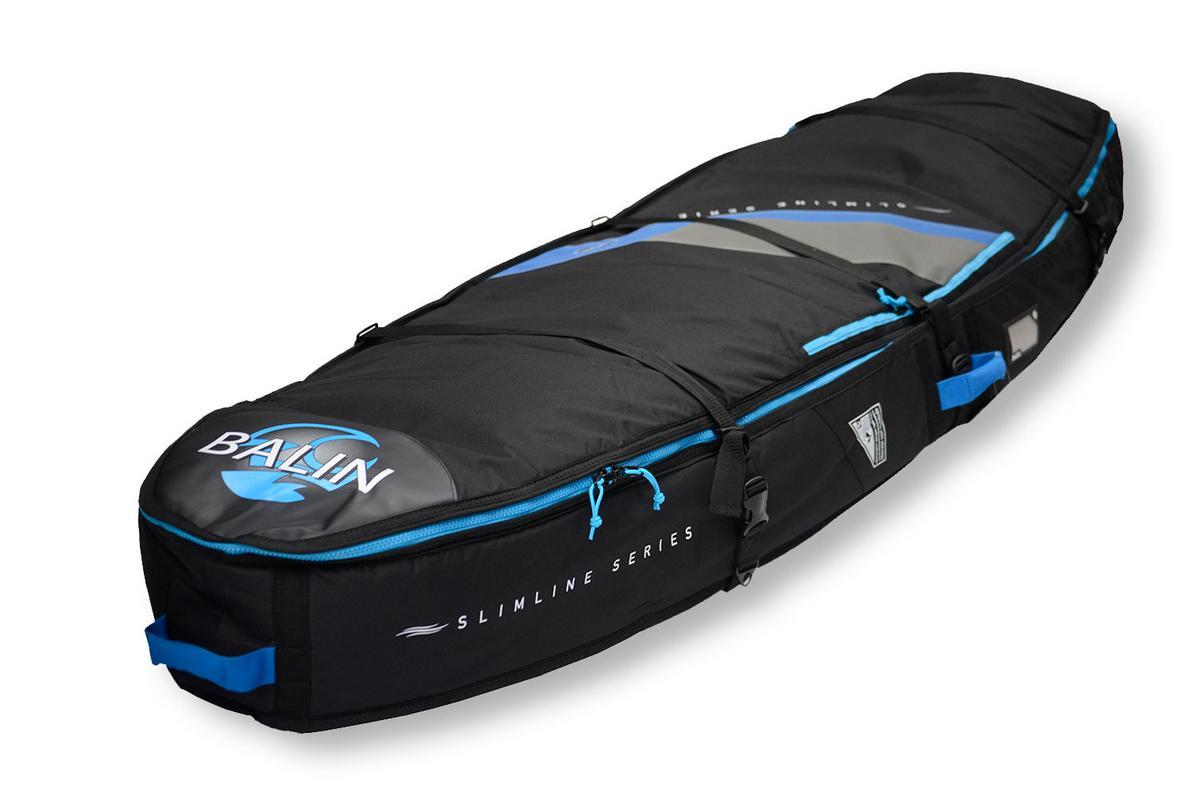 כיסוי Slimline Triple של Balin מיגון 10MM מיועד ל עד 3 גלשנים, Balin הם תמיד האופציה הטובה ביותר. בנוי בד פוליאסטר עמיד במים 600D משולב עם מיגון ספוג בולם זעזועים בעובי 10MM, קירות הכיסויי בנויות מ-EVA. רוכסן מסיבי איכותי אל חלד, כיס לשעווה ואביזרים קטנים נוספים, מיגון נוסף לחרטום ורצועת כפף מתפרקת. בתוך הכיסויי מקבלים הפרדה וכיסוי Day-Use נוסף שמשמש להפרדה נוספת בין גלשנים. סדרת Slimline של Balin מגיעה עם חורי אוורור למניעת חימום יתר של הגלשן בכיסוי ולייבוש מהיר של הכיסוי. כיסויי מאד איכותי שומר על הגלשנים ברמה הכי גבוה שיש בטיסות.
