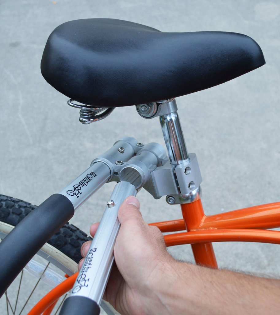 מתקן גלשן נוח לאופניים של חברת Moved by bike. מתקן צד מאוד נוח לנשיאת גלשן. המתקן מאשפר הצבת גלשן בצמוד לרגלו של הרוכב ופירוק מהיר של המתקן ליום יום.